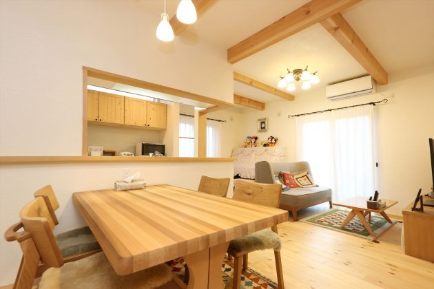Green Life Hyogoではテーブルや椅子、テレビボードなども全て無垢材でオーダーして頂けます。
