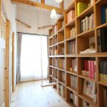 2階の廊下幅を広くして本棚を作ることによってお家の中に図書館が出来ました。