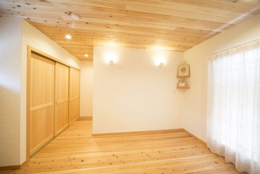 「ゼロ宣言の家」で標準装備でご使用いただける45度低温乾燥の杉は、天井と床で挟むと大変良いです。