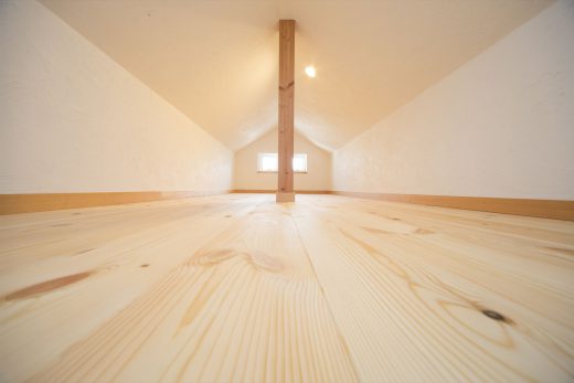 ゼロ宣言の家は屋根下断熱性能が日本最高レベルなので、屋根裏収納庫も居室として使って頂けます。