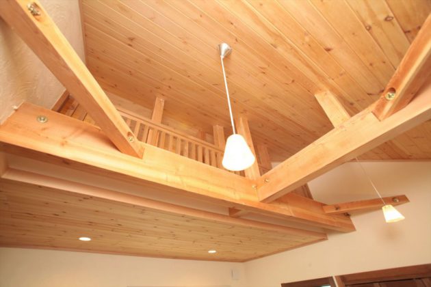 ゼロ宣言の家は屋根の断熱性能が日本最高レベルなので、屋根のこう配に合わせた天井高にしても夏涼しく冬暖かいです。