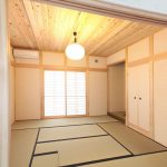 漆喰に色粉を混ぜ土壁風にして、天井には杉材を貼り純和室を実現しました。