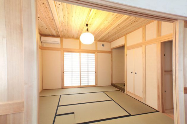 漆喰に色粉を混ぜ土壁風にして、天井には杉材を貼り純和室を実現しました。