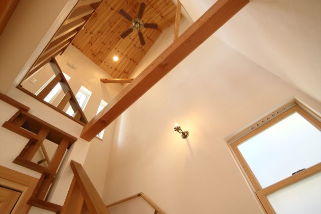 室内空間を立体的につなぐシーリングファンのある階段スペース。