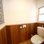 レッドシダーの腰壁が落ち着けるお手洗い