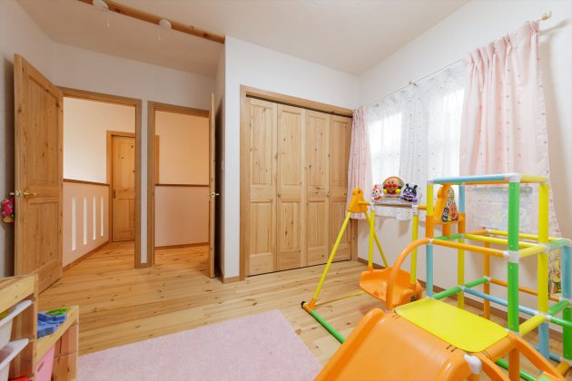 お子様のお部屋は将来大きくなられたら仕切り壁で2つのお部屋として使えるように考えられてます。