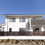 外観建物横からです。 １階は広々とした道場エリアとなっていて２階をリビング等の居住空間となっています