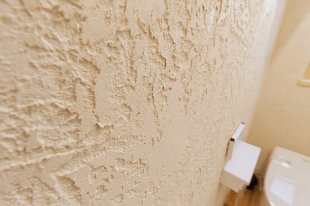 トイレの漆喰壁のデザインはこの様に塗ることで表面積が増えてより一層消臭効果が期待できるのだそうです。