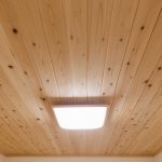 和室天井には精神的にも落ち着く効果のある４５℃低温乾燥材で愛工房の杉板を使用しています。