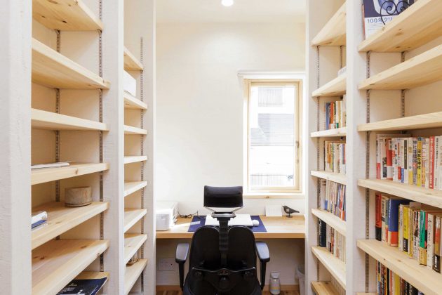 道場横に設けられた３帖の書斎です。 作りつけの机と本棚がスッキリとした空間を演出してくれます。