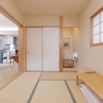 和室は特注畳のミニ５畳と檜５寸柱がこだわりです。