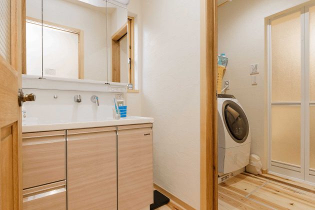 １階洗面所と浴室です。 脱衣室には室内干しが出来る物干しポールで冬場は外よりも早く乾くそうです。